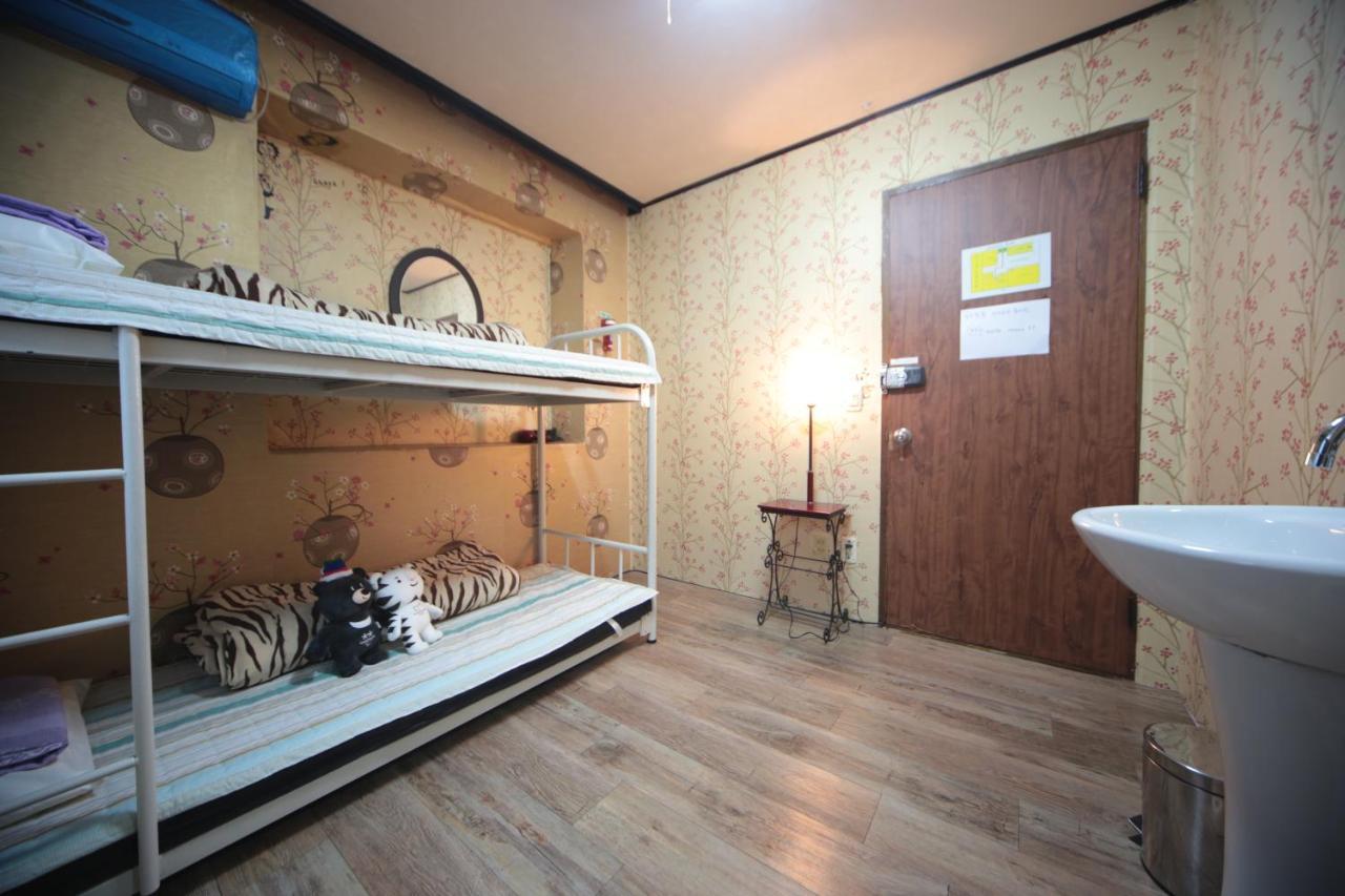 Comeinn Guesthouse Hongdae - Female Only Сеул Экстерьер фото